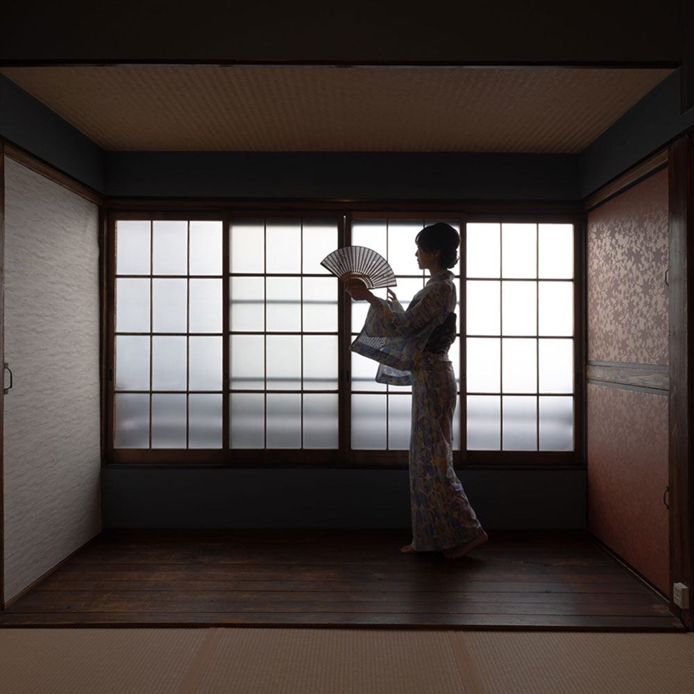 Kimono photoshoot in a traditional Japanese room